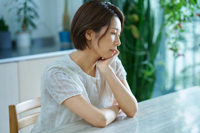 悩む中年女性