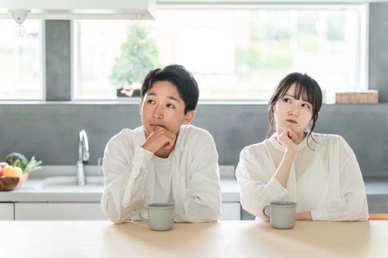 悩む夫婦